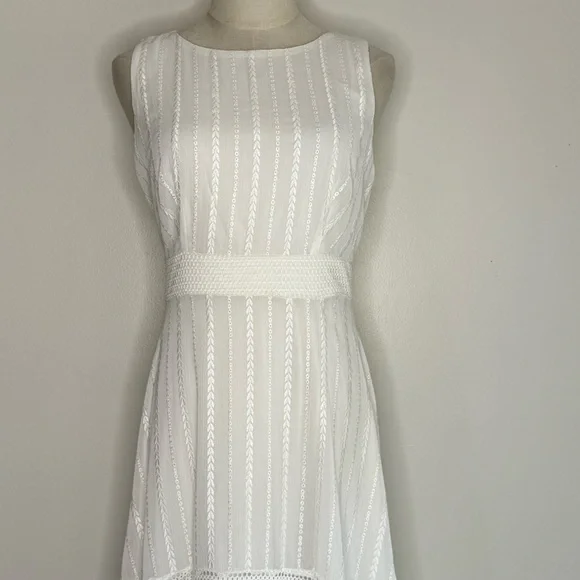 Elegant White Sleeveless Dress - Picture 2 of 6